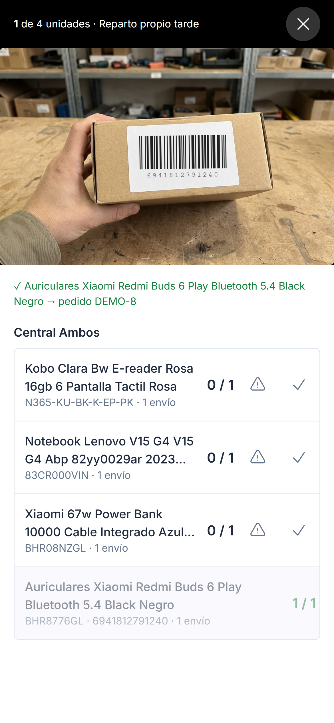 Picking de una ola con la cámara del celular leyendo un producto
